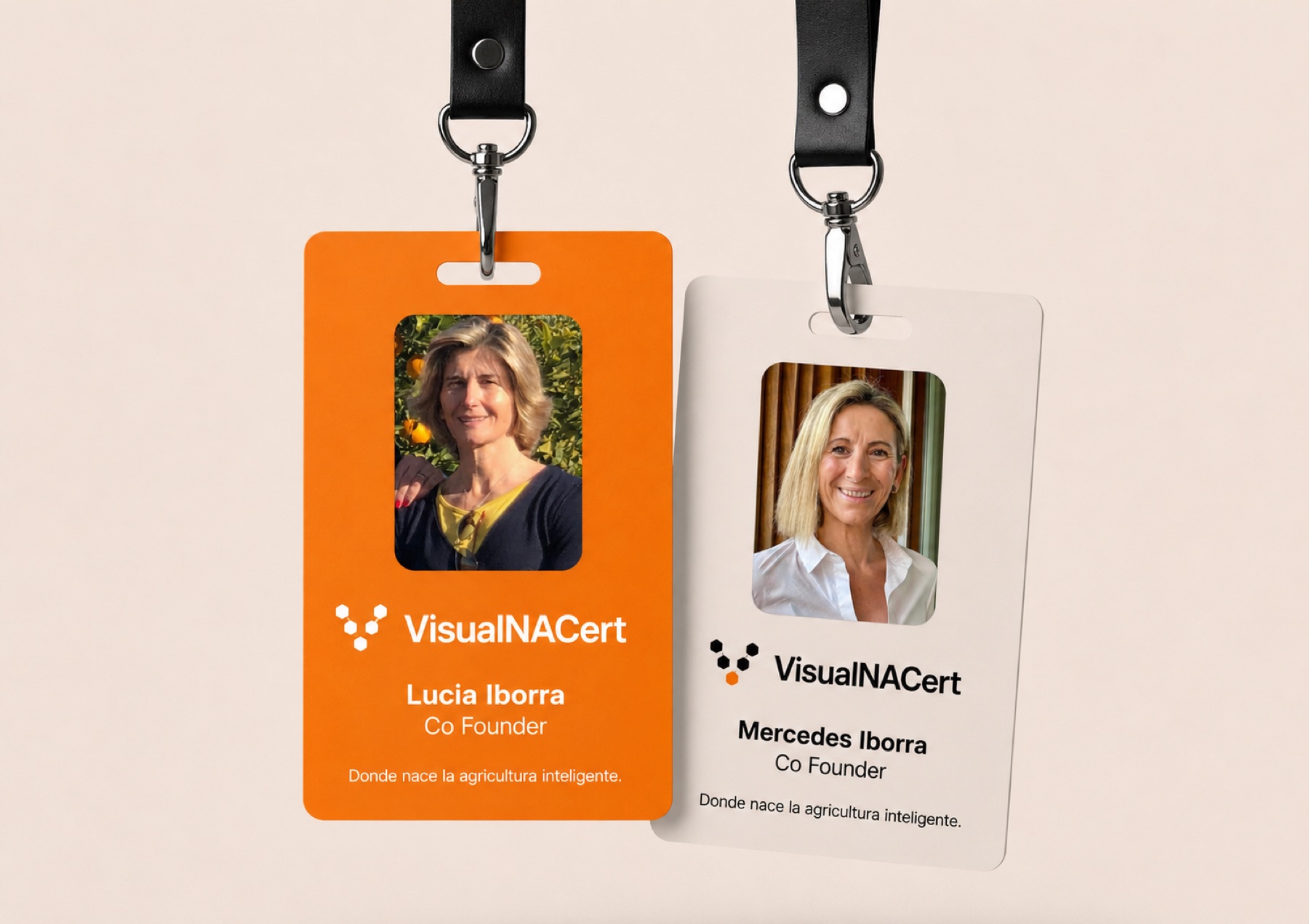 Lucía Iborra y Mercedes Iborra, cofundadoras de VisualNACert, durante la entrega de un reconocimiento al sector agroalimentario español